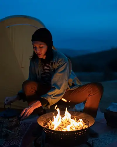 Ein gemütliches Lagerfeuer vor dem Zelt beim Campen