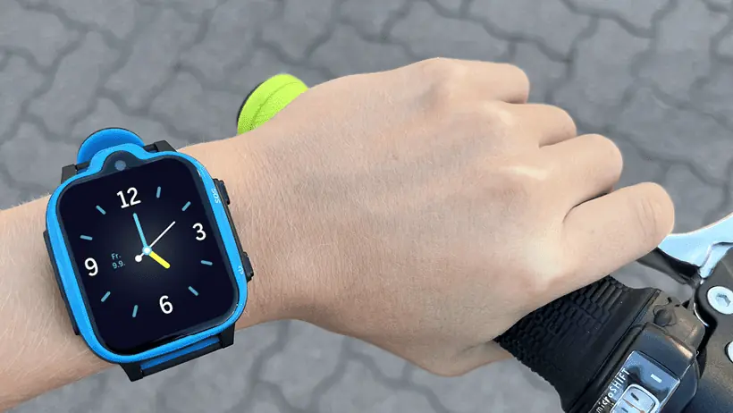 beafon SW1 in blau Kinder-Smartwatch Kind trägt Uhr am Handgelenk